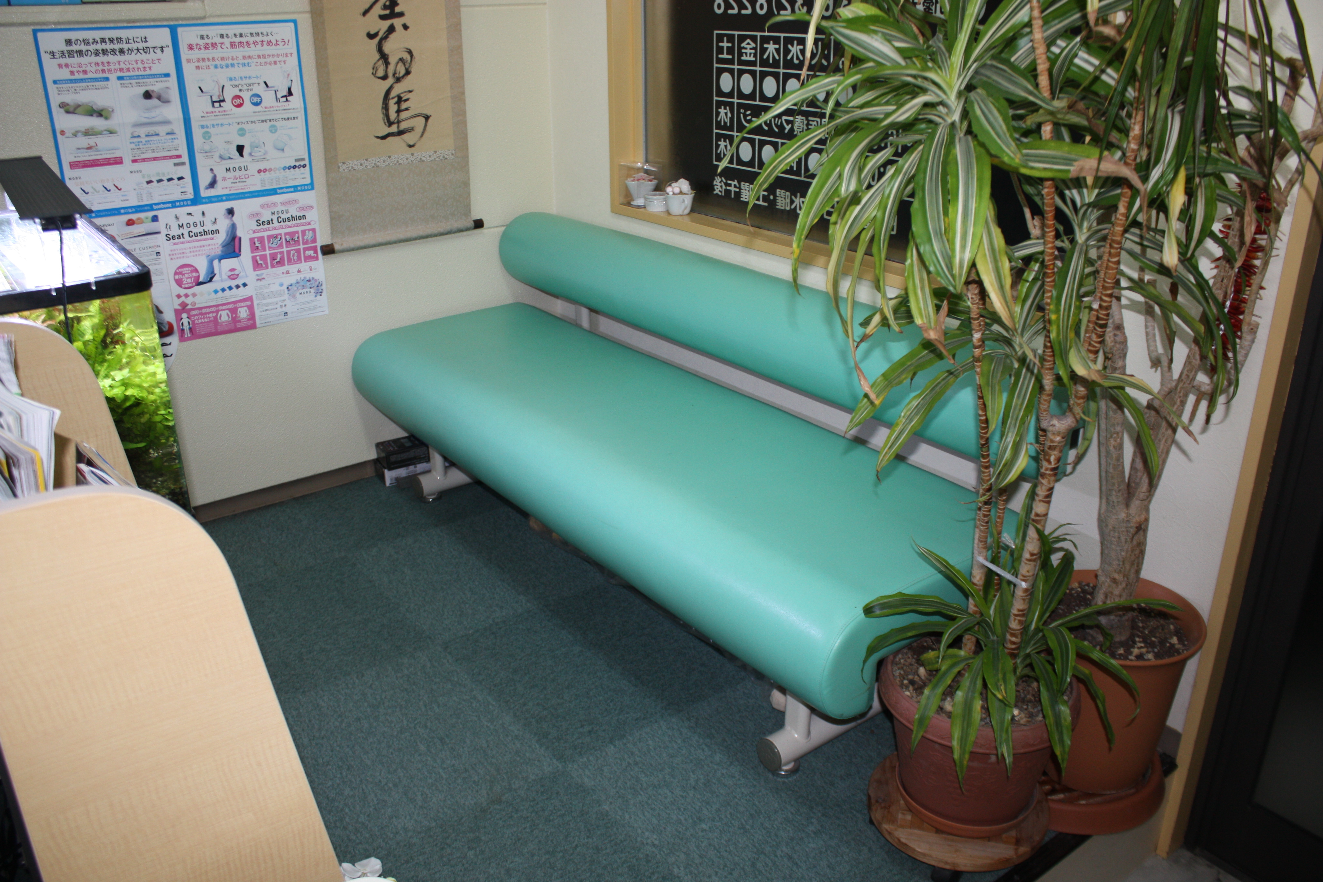 施術ベッド周辺の落ち着いた空間イメージ